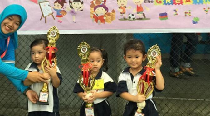 Anak Ayu Ting Ting terima piala (Foto: Instagram)