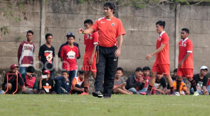 Pelatih Persija Jakarta, Stefano Cugurra Teco saat memimpin timnya berlatih di Lapangan POR Sawangan, Sabtu (21/1/2017). Bola.com/Nicklas Hanoatubun)