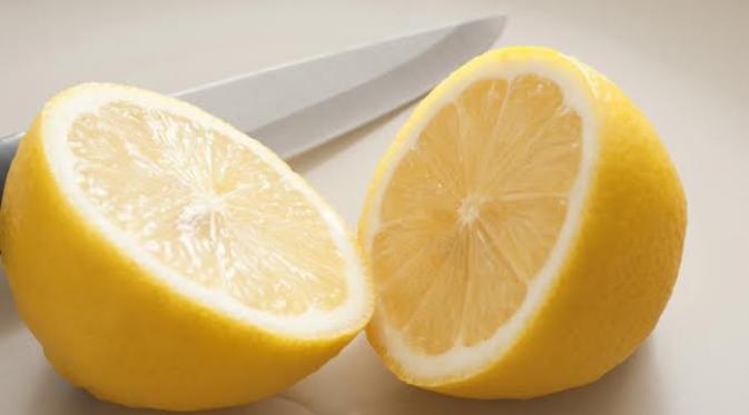 5. Membuat Tembaga Dan Kuningan Lebih Berkilau Menggunakan Lemon