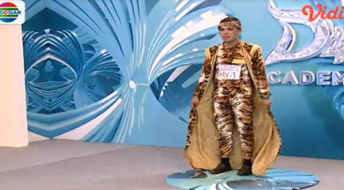 Muhammad Iqram, peserta audisi dari Semarang yang tampil dengan pakaian nyentrik. (Indosiar)