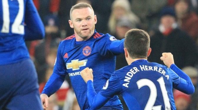 Striker Manchester United Wayne Rooney mencetak gol bersejarah ke gawang Stoke City pada laga Premier League di Stadion Britannia, Stoke, Sabtu (21/1/2017). (AFP/Lindsey Parnaby)