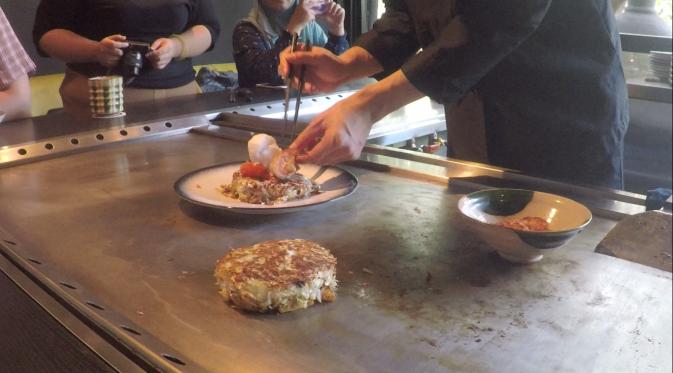 Okonomiyaki Osaka, sajian Jepang yang berbaur dengan rasa Korea yang dibuat oleh Chef Hideki Fujiwara
