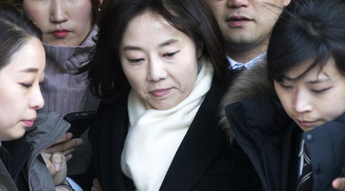 Cho Yoon-sun merupakan menteri aktif Korsel pertama yang ditahan. Ia diduga terlibat skandal yang menyeret Presiden Park (Associated Press)