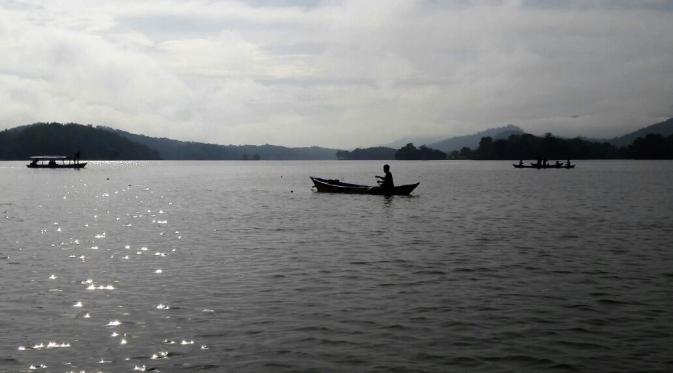 Tim SAR gabungan dan warga menyisir Waduk Malahayu, Brebes, Jateng, mencari pemancing korban perahu terbalik. (Foto: Istimewa/Fajar Eko Nugroho)