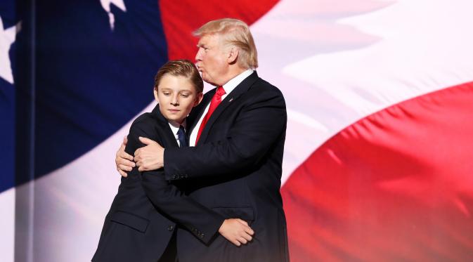 Donald Trump memeluk Barron sesaat setelah pidato konvensi Partai Republik pada 21 Juli 2016 (JOHN MOORE / AFP)