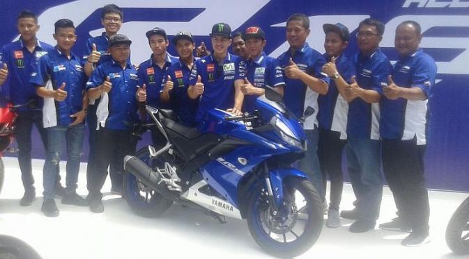 Meverick Vinales foto bersama pembalap andalan tim Yamaha Indonesia (Rio/Liputan6.com)