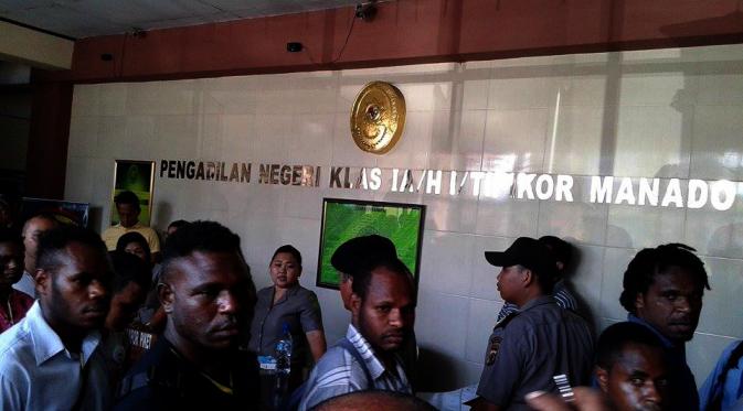 Sidang praperadilan kasus dugaan makar empat mahasiswa Papua di PN Manado, Sulut. (Liputan6.com/Yoseph Ikanubun)
