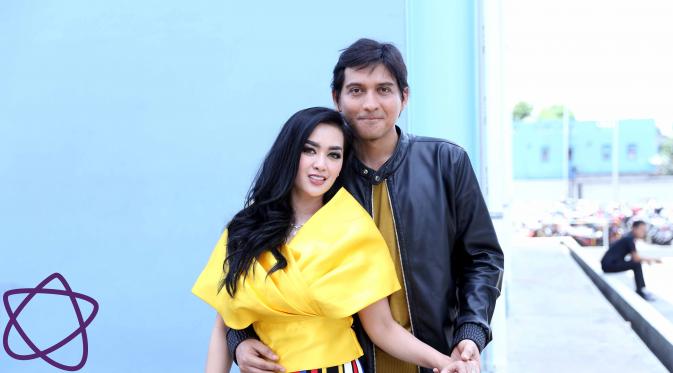 Pasangan yang tengah berbahagia, Lucky Hakim dan Tiara Dewi baru saja meresmikan hubungannya. Pasangan ini resmi menikah pada Kamis (19/1/2017) di Masjdi At Tin, Jakarta Timur. (Nurwahyunan/Bintang.com)