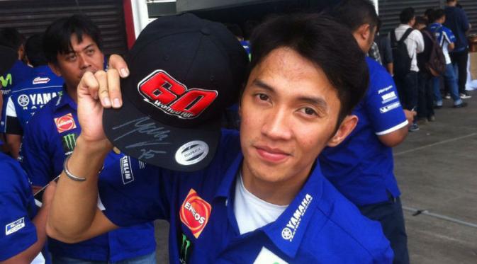Pebalap Yamaha Racing Indonesia, Wahyu Aji Trilaksana, mendapatkan kenang-kenangan dari Maverick Vinales. (Bola.com/Andhika Putra)
