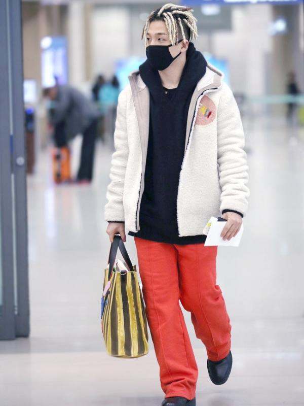 Taeyang Big Bang mengenakan jaket dan tas FENDI