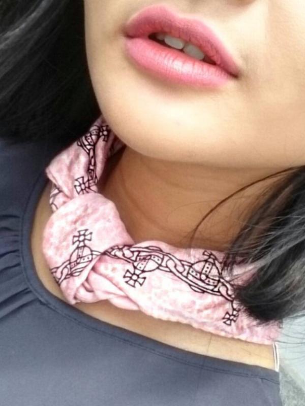 Scarf bisa dijadikan neckerchief. (via: Instagram/@desassaras)