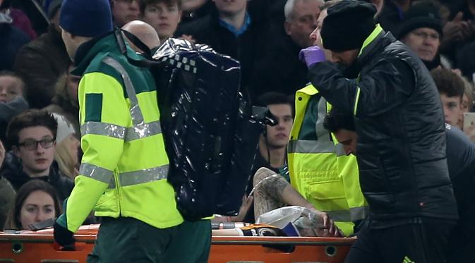 Ryan Mason masuk rumah sakit setelah tabrakan dengan bek Chelsea. (DANIEL LEAL-OLIVAS / AFP)