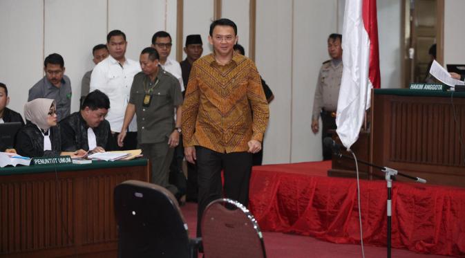 Basuki Tjahaja Purnama (Ahok) memasuki ruang persidangan di Auditorium Kementerian Pertanian, Jakarta, Senin (24/1). Sidang ketujuh masih beragenda mendengarkan keterangan lima saksi dari pihak jaksa penuntut umum. (Liputan6.com/Pool/Faizal Fanani)