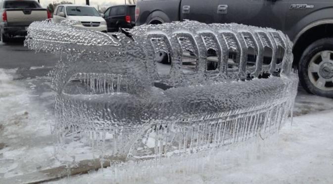 Jejak es yang menyelimuti mobil Jeep. (Via: boredpanda.com)