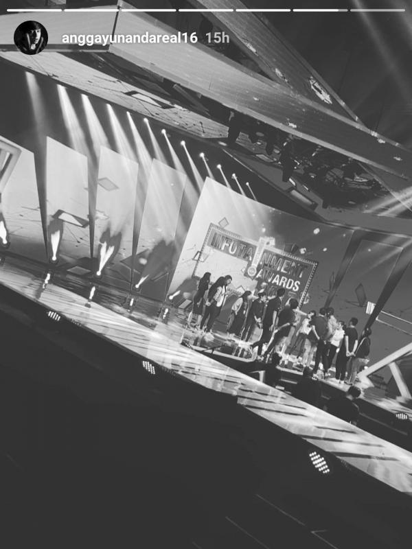 Angga Aldi memperlihatkan suasana panggung Infotainment Awards 2017. (Instagram/anggaaldireal16)