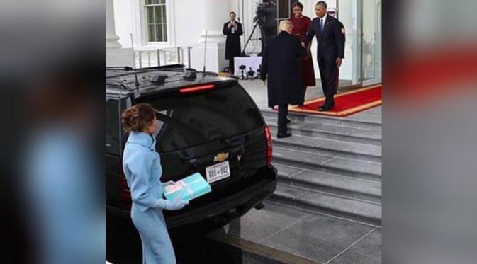 Donald Trump meninggalkan Melania saat menyapa Barack dan Michelle Obama (Twitter @MerillMarkoe)