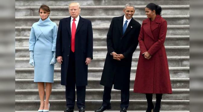 Tak seperti Barack dan Michelle Obama, Melania dan Donald Trump terlihat murung (Twitter @JanetWLevite)