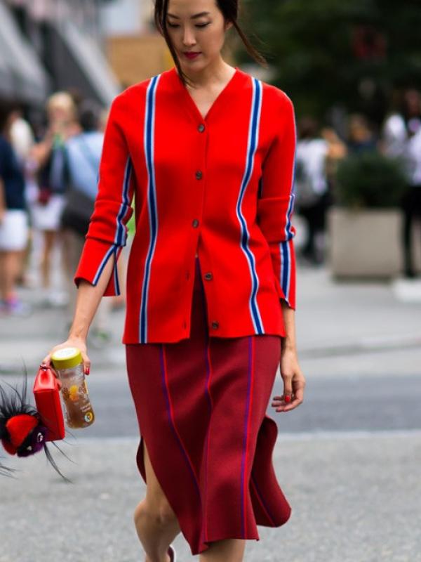 Perayaan Imlek akan lebih meriah dengan kamu memadu padankan outfit serba merah. (via: fashion.sohu.com)