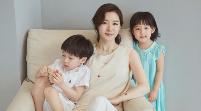 Lee Young Ae dan kedua anak kembarnya.