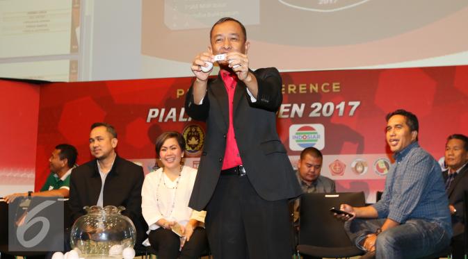  Sekretaris Umum Persija Jakarta, Budiman Dalimunthe, menarik undian Piala Presiden 2017, di Jakarta, Selasa (24/1/2017).(Liputan6.com/Fatkhur Rozaq)