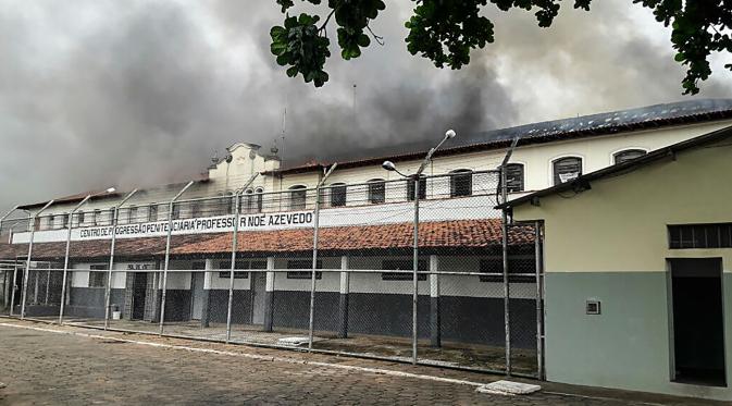Kondisi Pusat Progresi Lembaga Pemasyarakatan yang dibakar para napi di kota Bauru, barat laut Sao Paulo, Brasil, Selasa (24/1). Polisi militer belakangan menangkap kembali sebanyak 100 tahanan yang melarikan diri. (STR/RECORD TV/AFP)