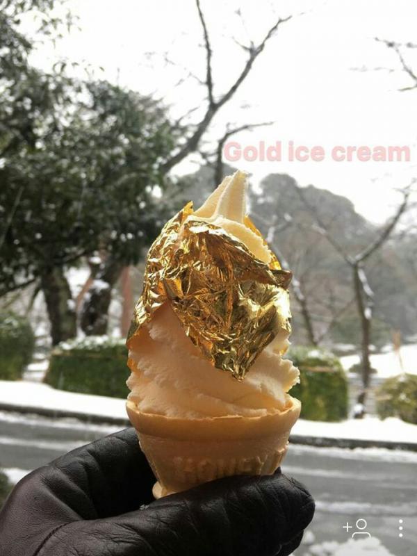 Nikita Willy makan es krim emas di Jepang. (Instagram/nikitawillyofficial94)