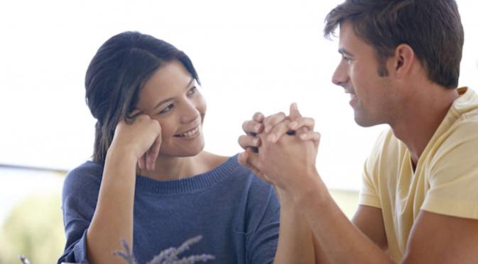 Kebiasaan bersama yang membuat pasangan tetap bahagia. (Foto: womanista.com)