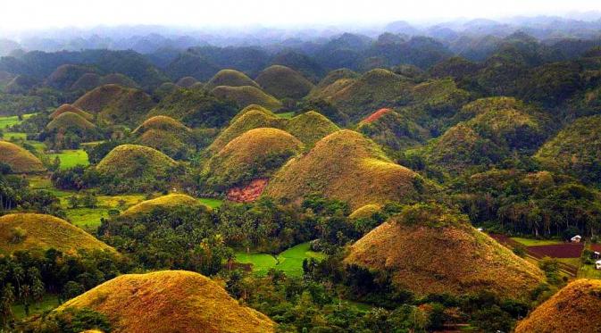 Chocolate Hills, Bohol, Filipina. (villabelza.com)