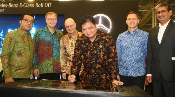 Menteri Perindustrian Indonesia Airlangga Hartanto meresmikan produksi Mercedes-Benz E-Class di Wanaherang, Bogor. (Septian/Liputan6.com)