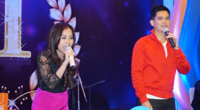 Tommy Kurniawan dan Rina Mubal Arum saat tampil menyanyi di Solo, Jawa Tengah. (Istimewa)