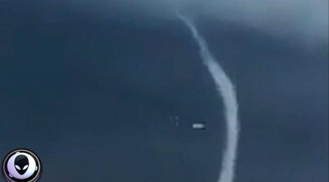 Penampakan diduga UFO menyedot air dari laut Mediterania di Aljazair. (Screen Grab)