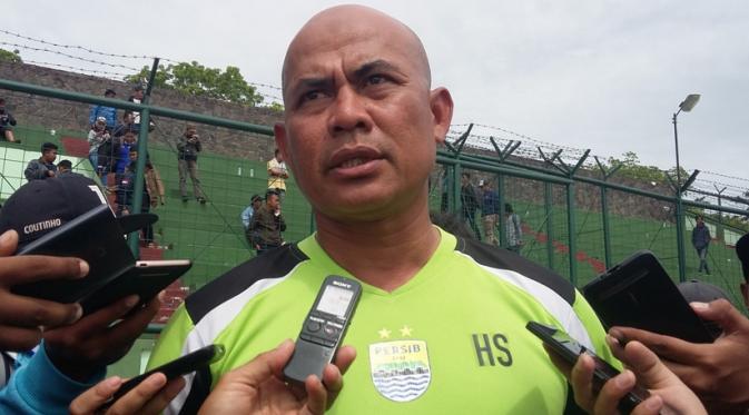 Asisten pelatih Persib Bandung, Herrie Setyawan. (Bola.com/Erwin Snaz)