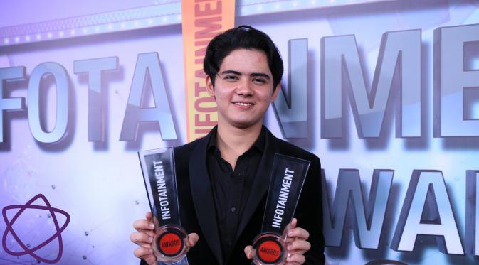 Dalam ajang penghargaan Infotainment Awards 2017 nama pesinetron Aliando Syarief masih berjaya. Dua piala sekaligus diborong oleh pemeran sinetron Ganteng Ganteng Serigala tersebut. (Adrian Putra/Bintang.com)