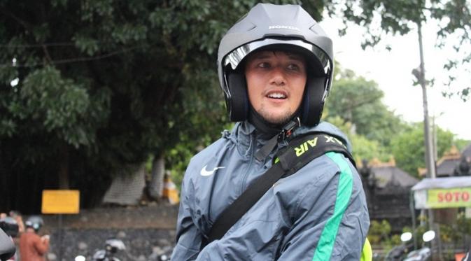 Irfan Bachdim akrab dengan sepeda motor setelah tinggal di Bali. (Bola.com/Permana Kusumadijaya)