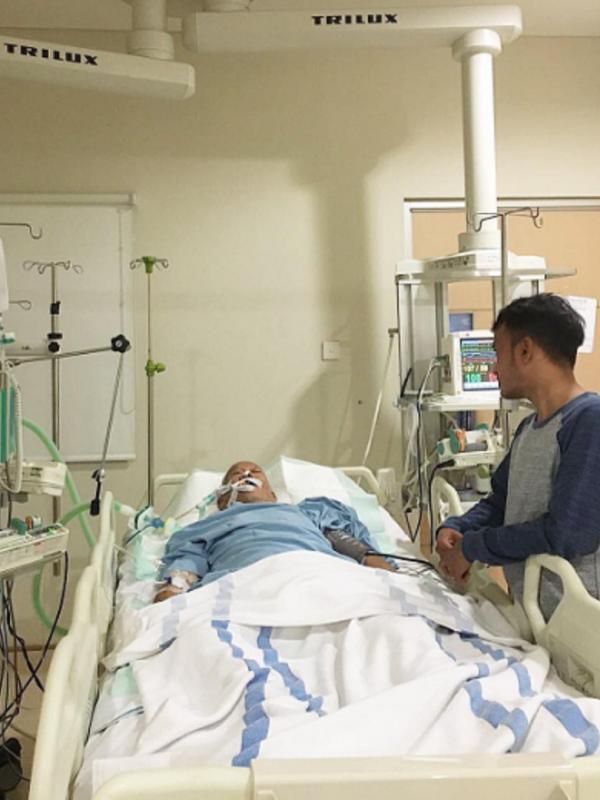 Ruben Onsu menemani ayahnya yang sedang sakit. (Instagram/ruben_onsu)