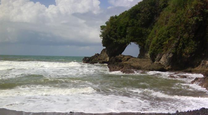 Pantai Karangbolong, Kebumen, Jawa Tengah. (indonesia-tourism.com)