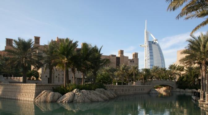 Dubai memiliki pesona keindahan dan kemewahan Hotel dan resort hingga wisata belanja yang menjadi primadona.