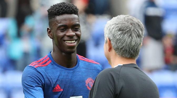 Axel Tuanzebe dan pelatih Manchester United (MU) Jose Mourinho. (manutd.com)