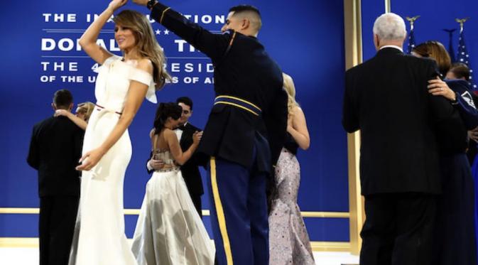 Melania Trump berdansa dengan seorang perwira dalam acara The Salute to Our Armed Services Ball (AP)