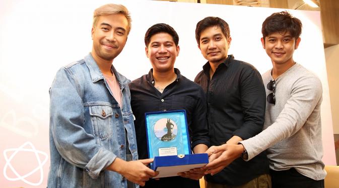 Vidi Aldiano raih triple platinum dari album Persona (Deki Prayoga/Bintang.com)