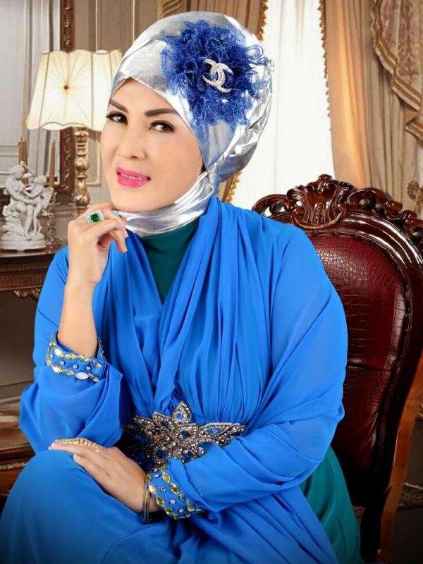 Penyanyi Nina Hasyim, yang menjadi penyanyi dangdut dan mengeluarkan album perdana.