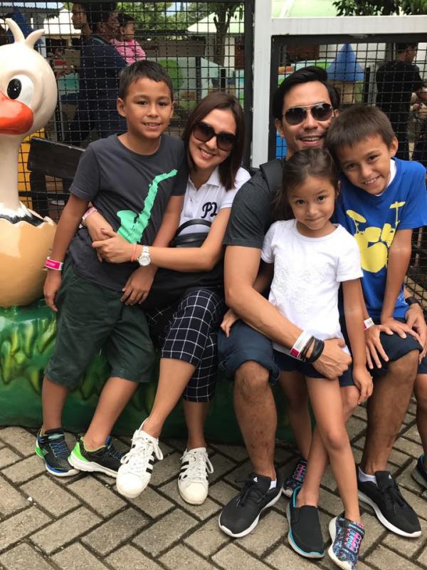 Donna Agnesia dan Darius Sinathrya saat liburan bersama ketiga anaknya (Dok. Keluarga)