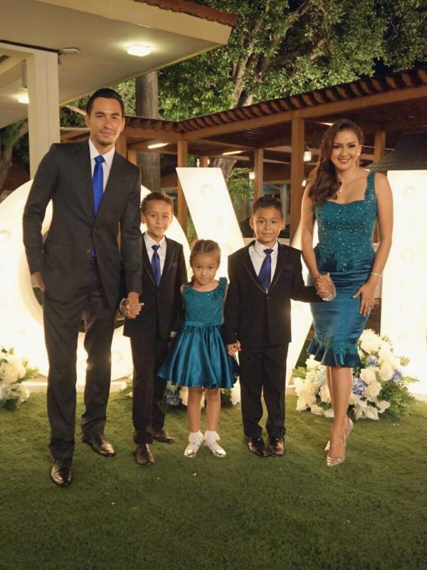 Donna Agnesia dan Darius Sinathrya bersama ketiga anaknya (Dok. Keluarga)