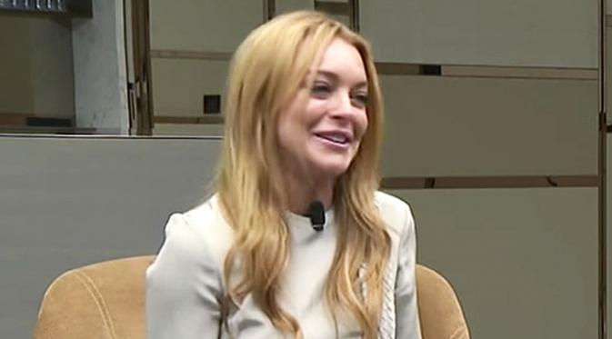 Lindsay Lohan terlihat mengenakan pakaian sopan saat tampil di televisi Turki Haberturk