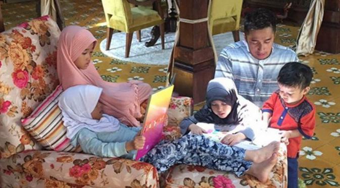 Irfan Hakim kenalkan buku pada anak-anaknya (Foto: Instagram)