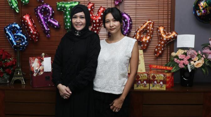 Penyanyi Maia Estianty dan Mey Chan saat  jumpa pres soal Duo Maia di kediaman Maia Estianty di kawasan Pejaten, Jakarta, Jumat (27/01/2017).  (Herman Zakharia/Liputan6.com)