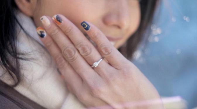 Tyas Mirasih memamerkan cincin lamarannya. (Instagram @tyasmirasih)