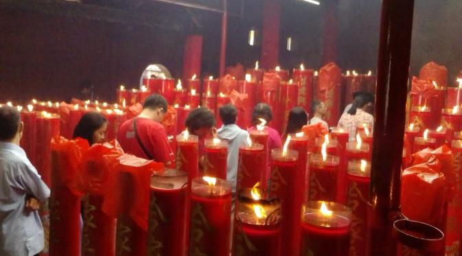 Warga etnis Tionghoa merayakan imlek di Vihara Dharma Bakti, Petak Sembilan, Jakarta Barat. (Bintang Pictures)