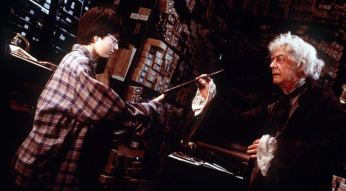 John Hurt dalam film Harry Potter and the Sorcerer's Stone (IMDb)