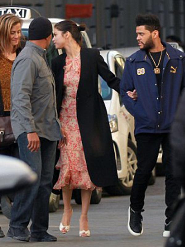 Kemesraan Selena Gomez dan The Weeknd saat berada di Italia. (Foto: dailymail)